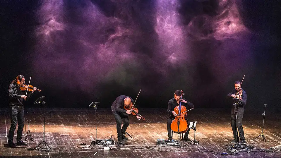 Ondanueve String Quartet dal vivo sul palco di un teatro