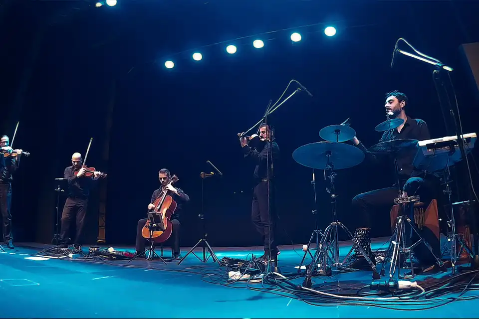 Ondanueve dal vivo in teatro in formazione di quintetto con percussioni