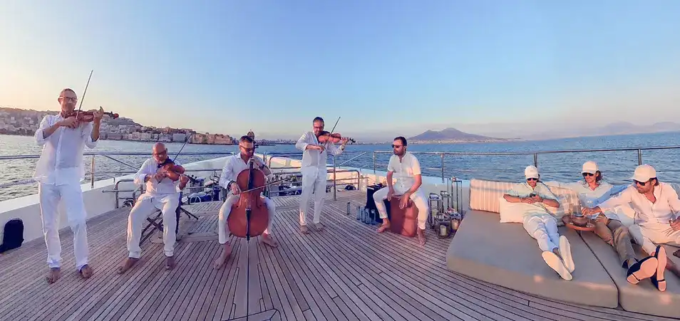 Ondanueve in performance al tramonto su uno yacht privato nel Golfo di Napoli